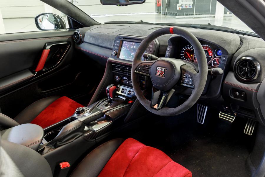 Интерьер Nissan GT-R Nismo 2017 года  (UK) (фото 9 из 21)